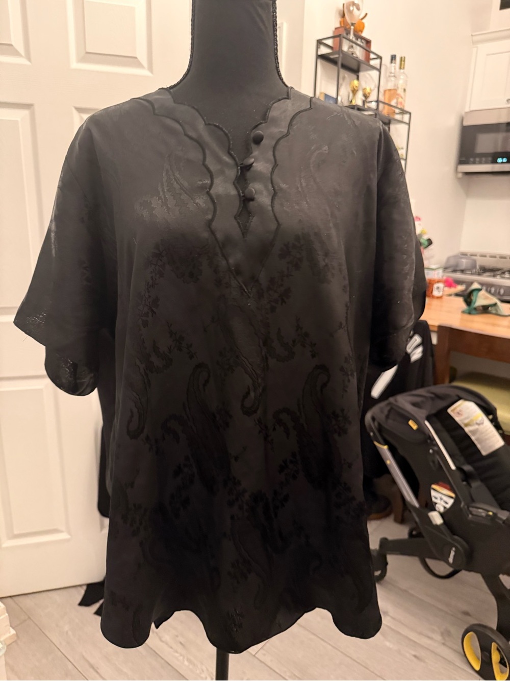 Black Short-Sleeve Jacquard Tee with Scallop V-Neck
